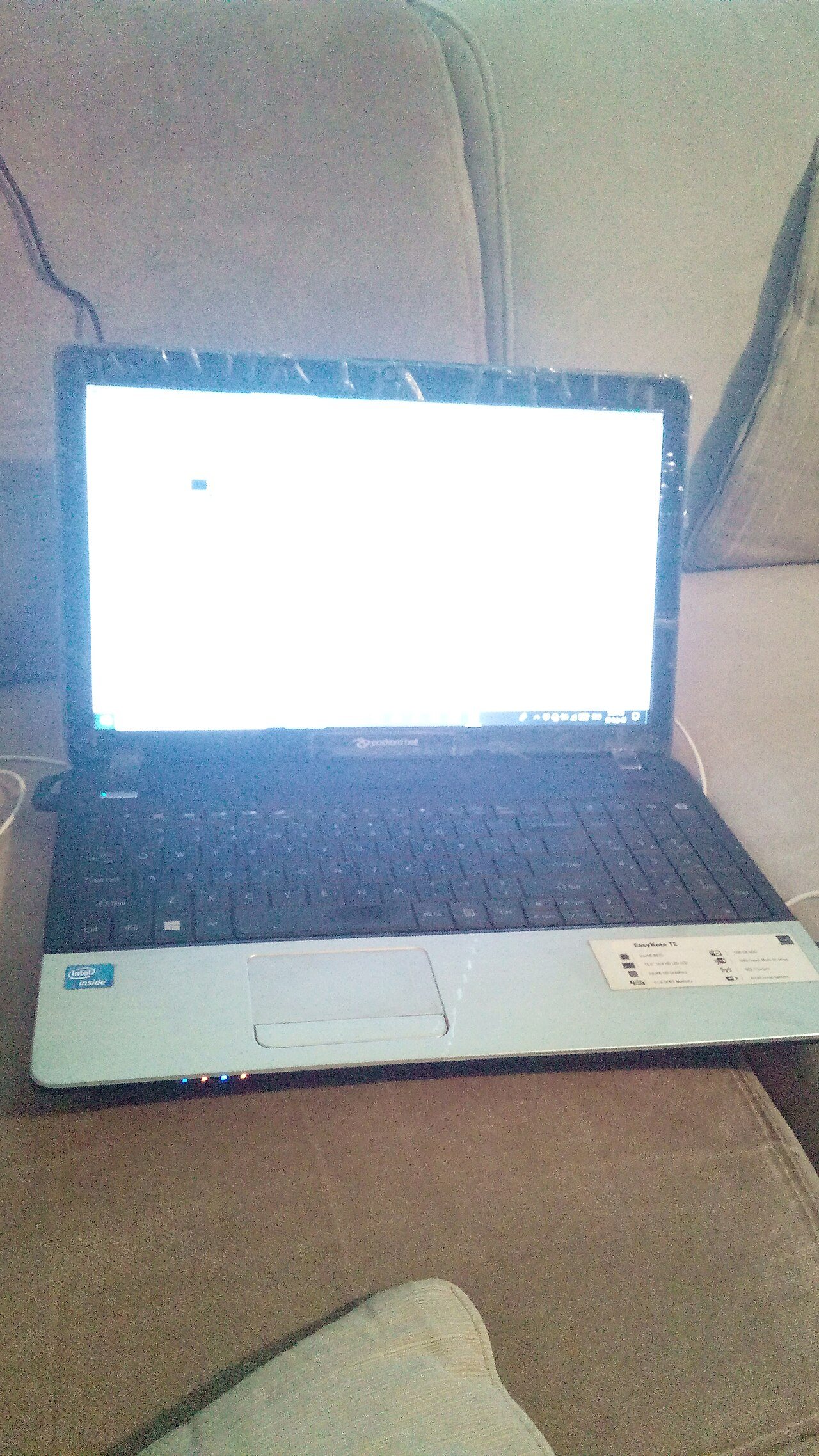 A 1990s Packard Bell home computer with its beige desktop case, monitor and keyboard
