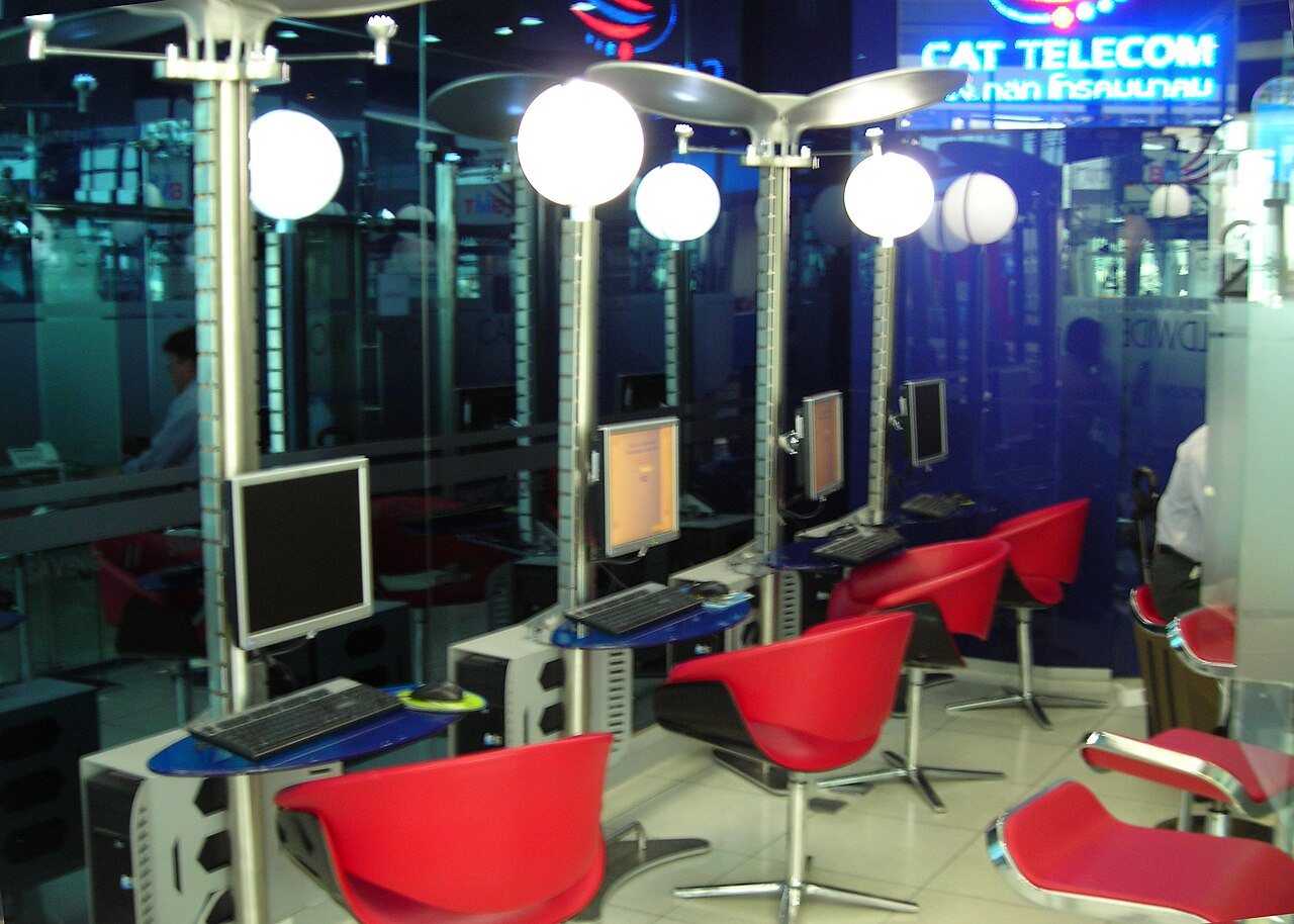 An internet cafe with rows of desktop computers from the years when ICQ dominated online messaging