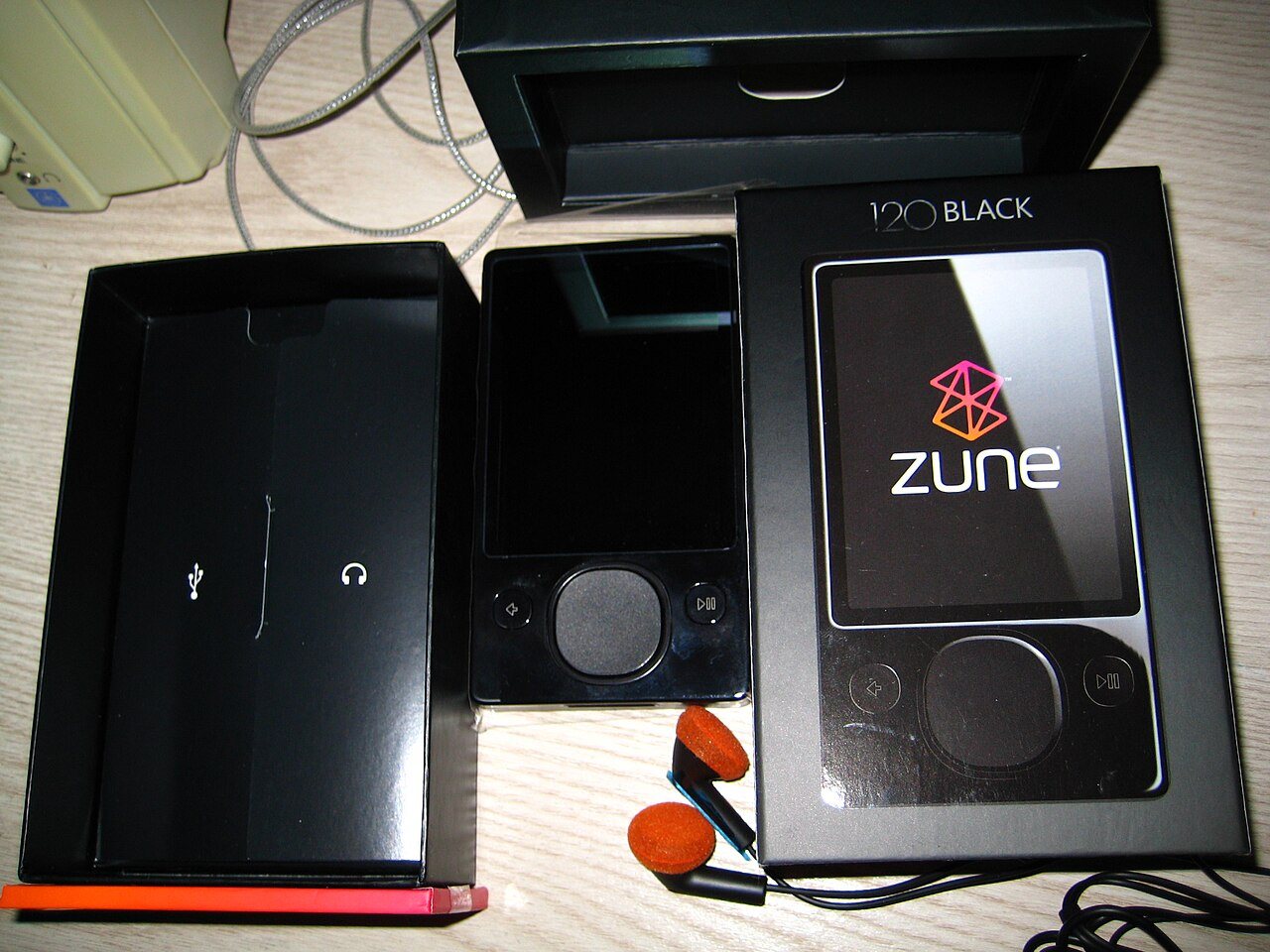 Microsoft Zune 120 GB and accessories, the kind of product the post-TechTV audience continued to cover on podcasts and YouTube channels